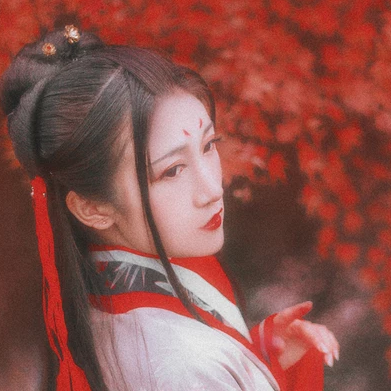 楓葉紅女生頭像，唯美古風真人頭像