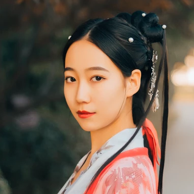 紅紗帶折扇女文藝生頭像，唯美古風真人頭像