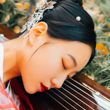 紅紗帶折扇女文藝生頭像，唯美古風真人頭像