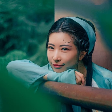 青青帶團扇女生頭像，唯美古風真人頭像