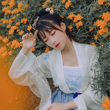 秋菊花香女生頭像，唯美古風真人頭像