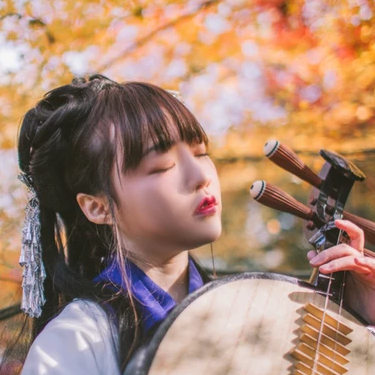 文藝彈琵琶女生頭像，唯美古風真人頭像