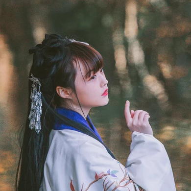 文藝彈琵琶女生頭像，唯美古風真人頭像
