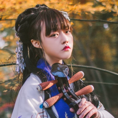 文藝彈琵琶女生頭像，唯美古風真人頭像