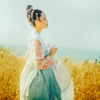 淡雅文藝帶團(tuán)扇女生頭像，唯美古風(fēng)真人頭像