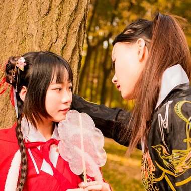 銀杏紅衣閨蜜頭像，唯美古風真人頭像