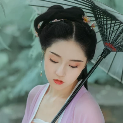 柳下紫衣帶傘頭像，唯美古風(fēng)真人頭像