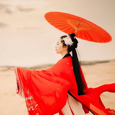 大漠紅衣帶傘女生頭像，唯美古風真人頭像