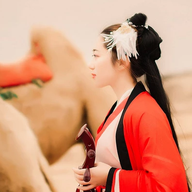 大漠紅衣帶傘女生頭像，唯美古風真人頭像