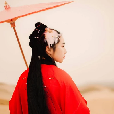 大漠紅衣帶傘女生頭像，唯美古風真人頭像