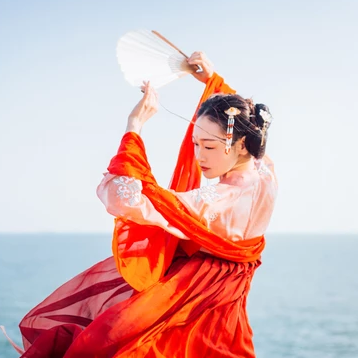 滄海風舞帶折扇女生頭像，唯美古風真人頭像