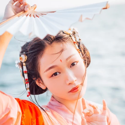 滄海風舞帶折扇女生頭像，唯美古風真人頭像
