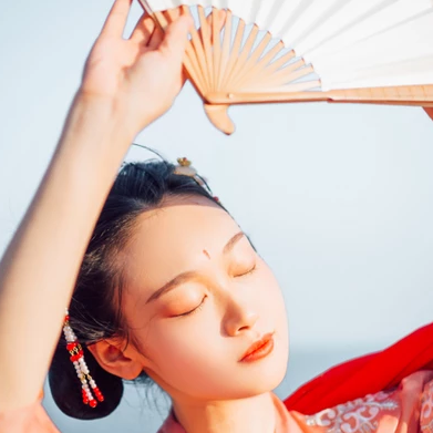 滄海風舞帶折扇女生頭像，唯美古風真人頭像