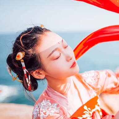 滄海風舞帶折扇女生頭像，唯美古風真人頭像