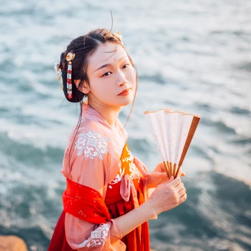 滄海風舞帶折扇女生頭像，唯美古風真人頭像