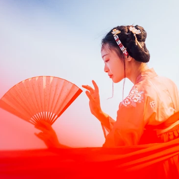 滄海風舞帶折扇女生頭像，唯美古風真人頭像