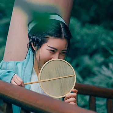 青青帶團扇女生頭像，唯美古風真人頭像