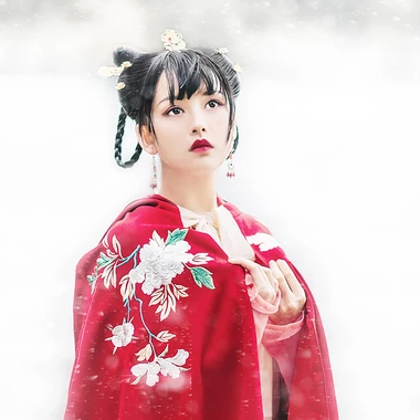 雪花飛舞紅衣女生頭像，唯美古風真人頭像
