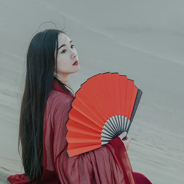 沙漠紅衣帶傘女生頭像，唯美古風(fēng)真人頭像