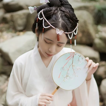 楓葉帶團扇女生頭像，唯美古風真人頭像