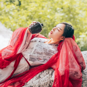 紅衣喝酒女生頭像，唯美古風真人頭像