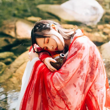 紅衣喝酒女生頭像，唯美古風真人頭像