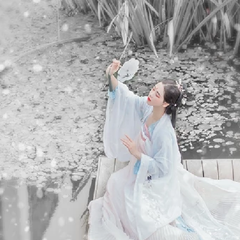 雪景帶團(tuán)扇女生頭像，唯美古風(fēng)真人頭像