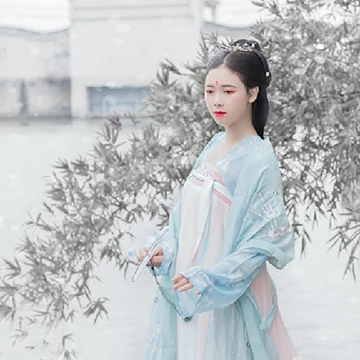 雪景帶團(tuán)扇女生頭像，唯美古風(fēng)真人頭像
