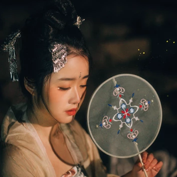 夜景帶團扇女生頭像，唯美古風真人頭像