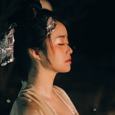 夜景帶團扇女生頭像，唯美古風真人頭像