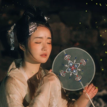 夜景帶團扇女生頭像，唯美古風真人頭像