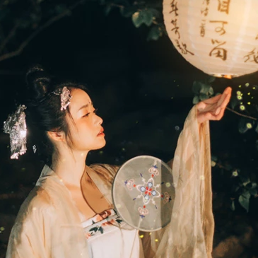 夜景帶團扇女生頭像，唯美古風真人頭像