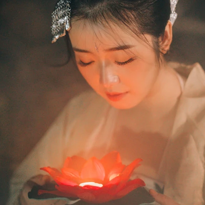 夜景帶團扇女生頭像，唯美古風真人頭像