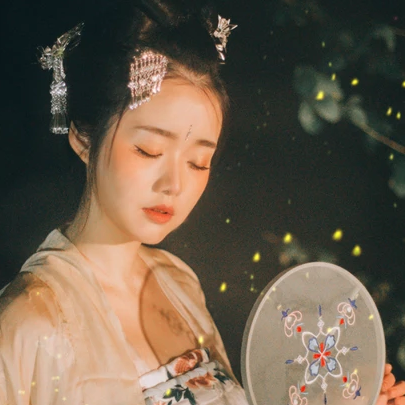 夜景帶團扇女生頭像，唯美古風真人頭像