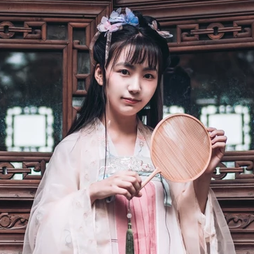 粉紅少女帶團扇頭像，唯美古風真人頭像