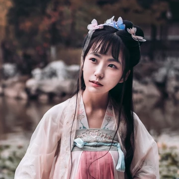 粉紅少女帶團扇頭像，唯美古風真人頭像