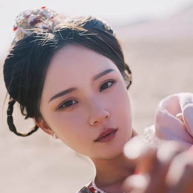 沙漠紅衣女子頭像，唯美古風真人頭像