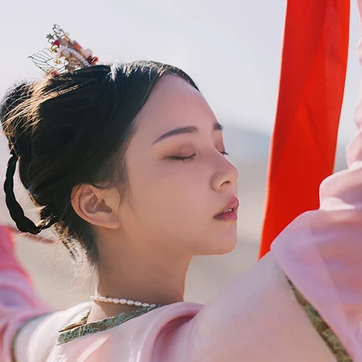 沙漠紅衣女子頭像，唯美古風真人頭像