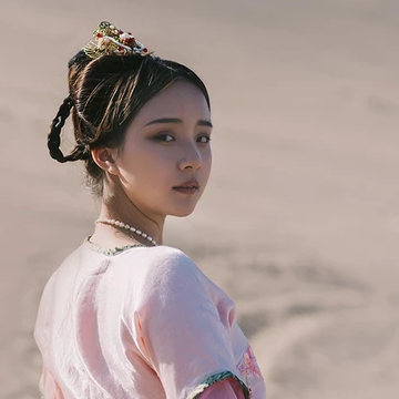 沙漠紅衣女子頭像，唯美古風真人頭像