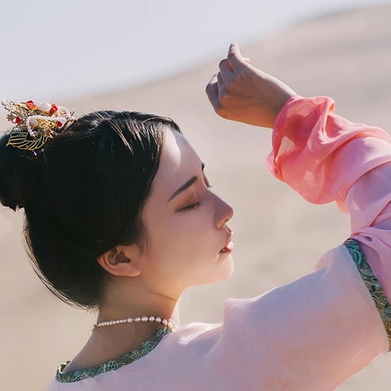 沙漠紅衣女子頭像，唯美古風真人頭像