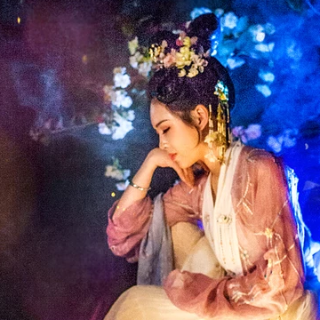 五彩星空提燈少女頭像，唯美古風真人頭像