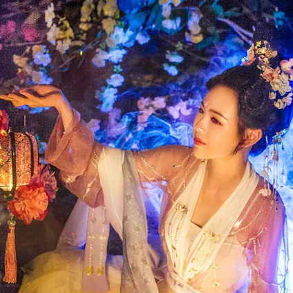 五彩星空提燈少女頭像，唯美古風真人頭像