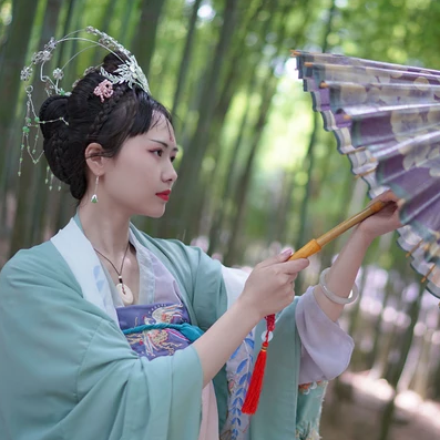 嬌艷帶團扇女生頭像，唯美古風真人頭像