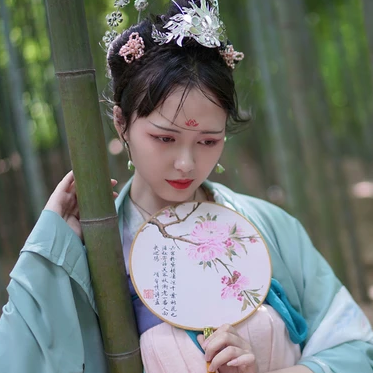 嬌艷帶團扇女生頭像，唯美古風真人頭像