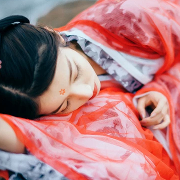 紅妝紗衣女生頭像，唯美古風真人頭像
