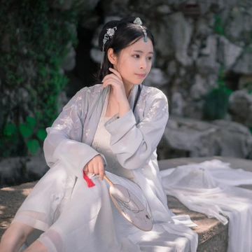 淡雅帶傘團扇女生頭像，唯美古風真人頭像