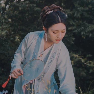 文藝帶團扇女生頭像，唯美古風真人頭像