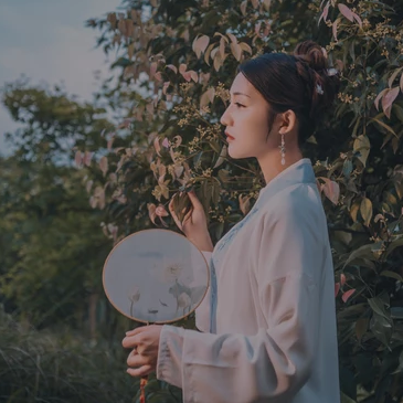 文藝帶團扇女生頭像，唯美古風真人頭像