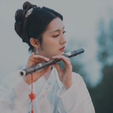 文藝帶團扇女生頭像，唯美古風真人頭像