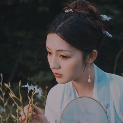 文藝帶團扇女生頭像，唯美古風真人頭像